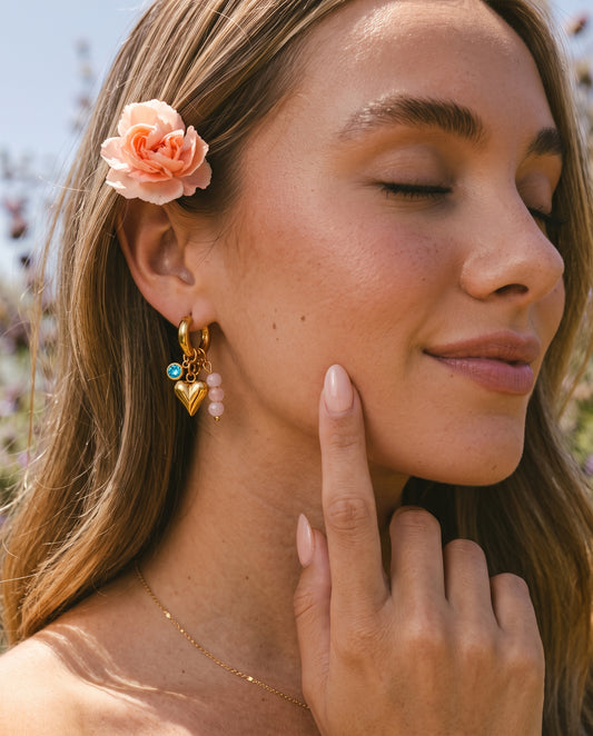 Aretes Candongas con Corazón y Dijes de Cristales 18k | Amorisa Accesorios.
