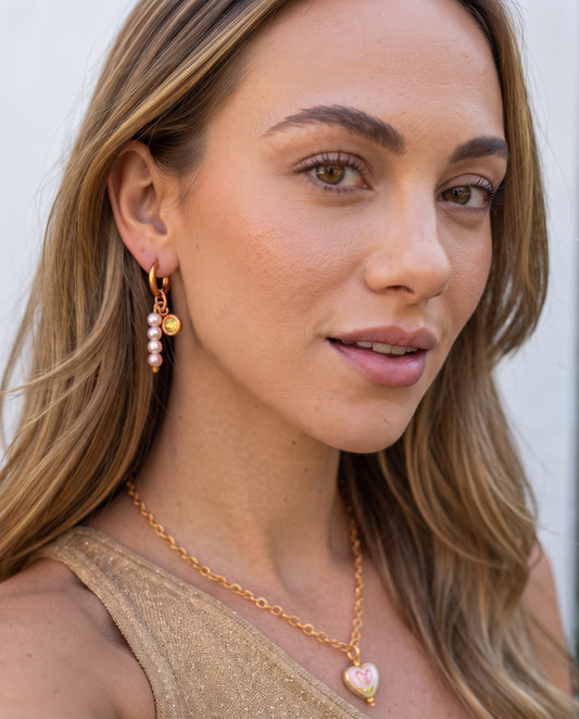 Aretes de candonga dorados de acero con dijes colgantes de perlas rosadas y cristal amarillo 18k