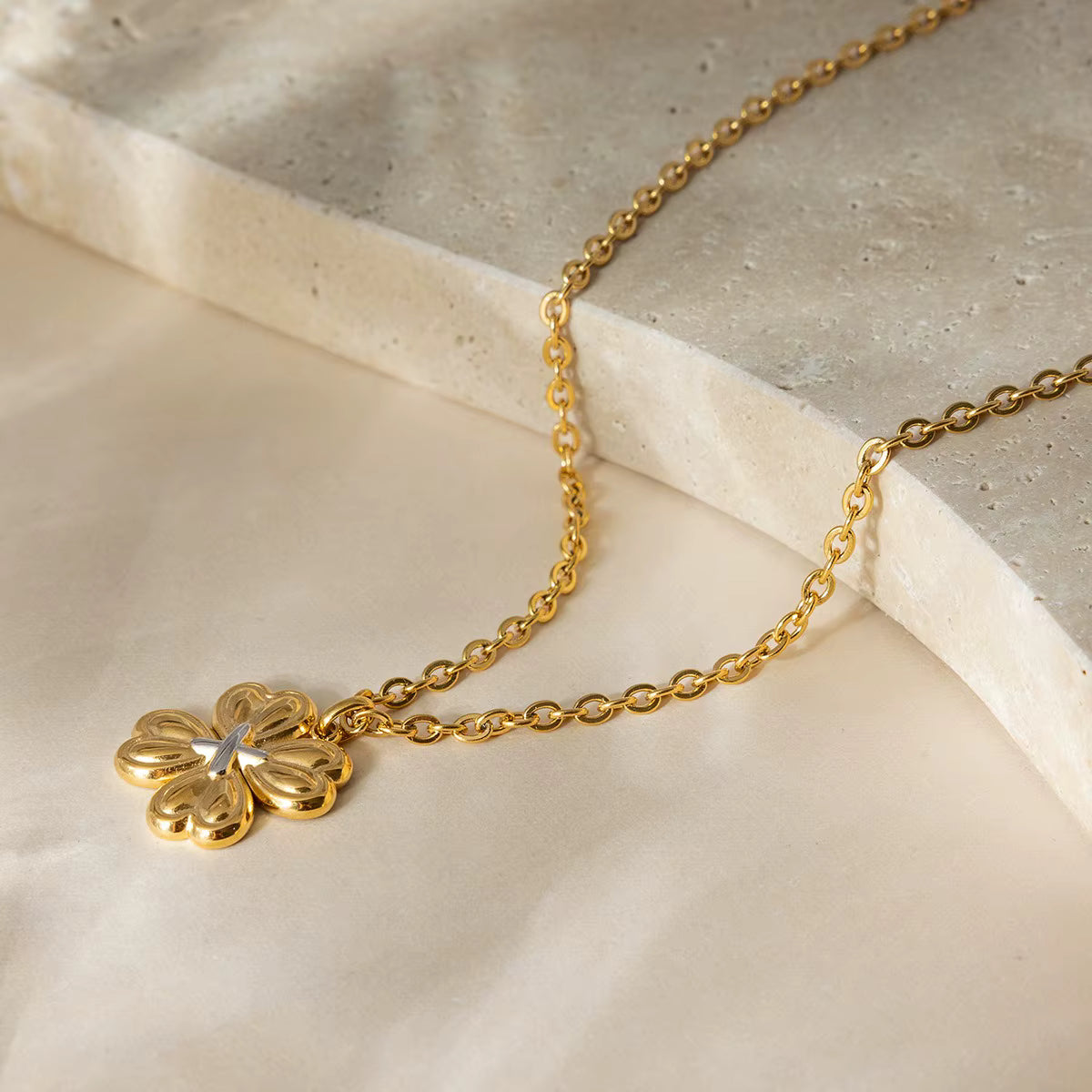 COLLAR TREBOL