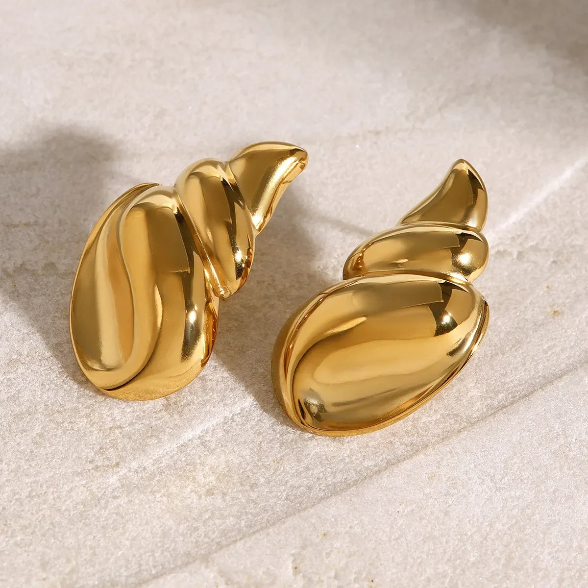 aretes caracol de acero inoxidable chapados en oro 18k